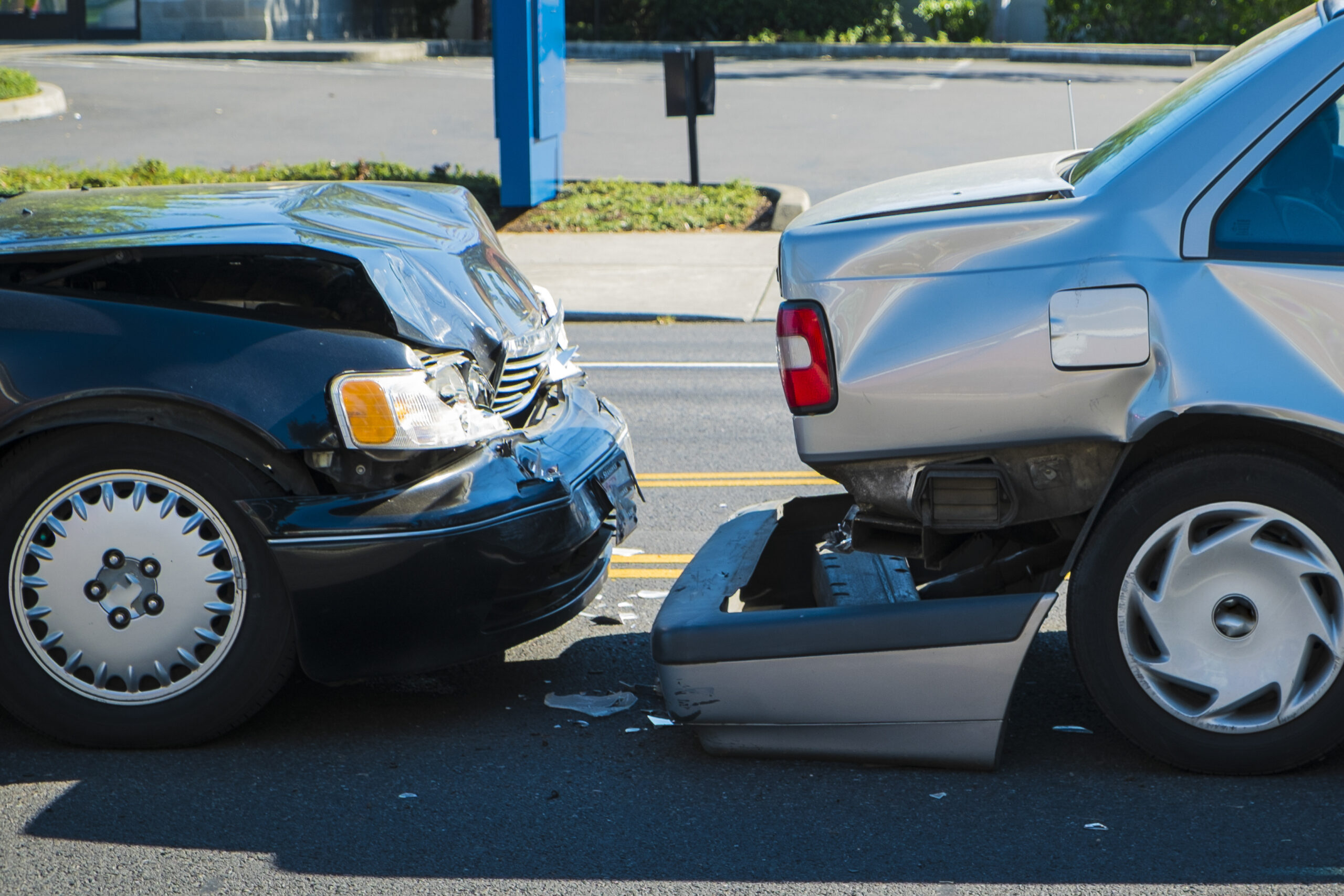 Car accident. Небольшое столкновение машин.